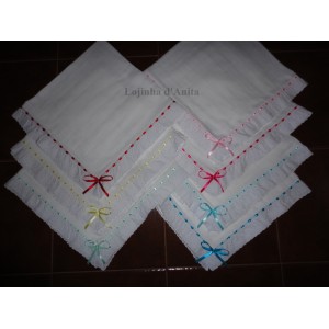 Fraldas com bordado ingl&ecirc;s grande e fita de seda 